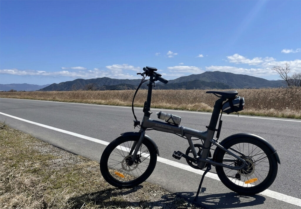 西の湖のヨシ原と電動ミニベロ