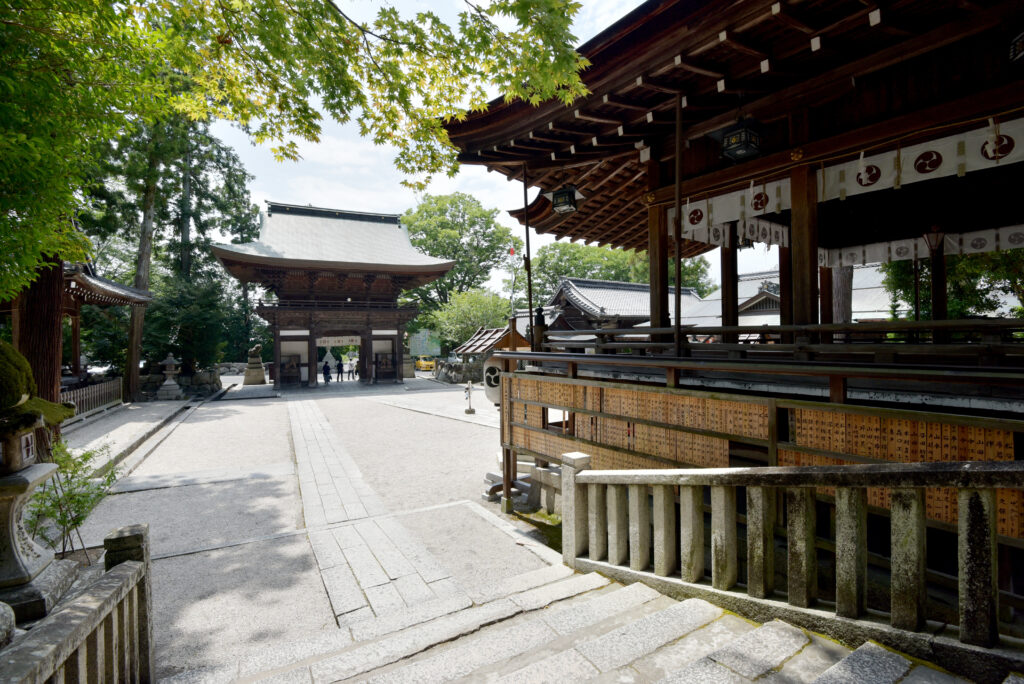 日牟禮八幡宮の境内