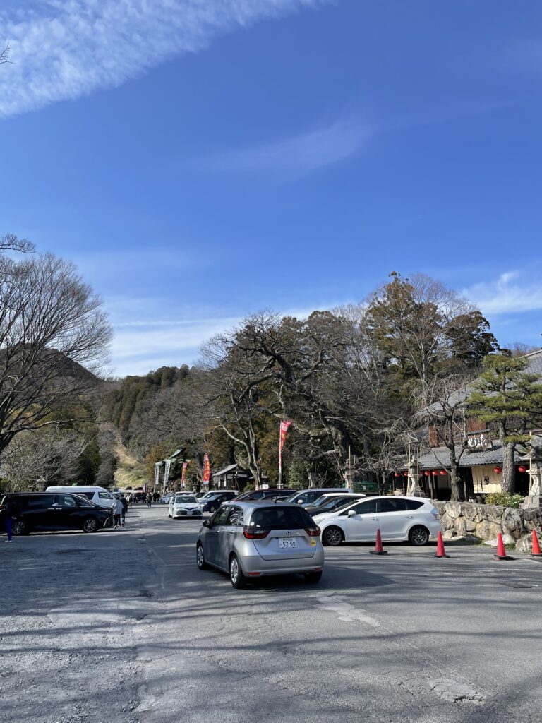 賑わう日牟禮八幡宮前