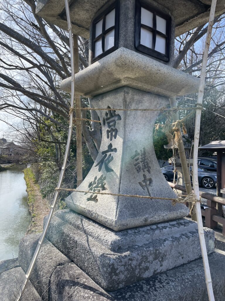 八幡掘に建つ常夜灯