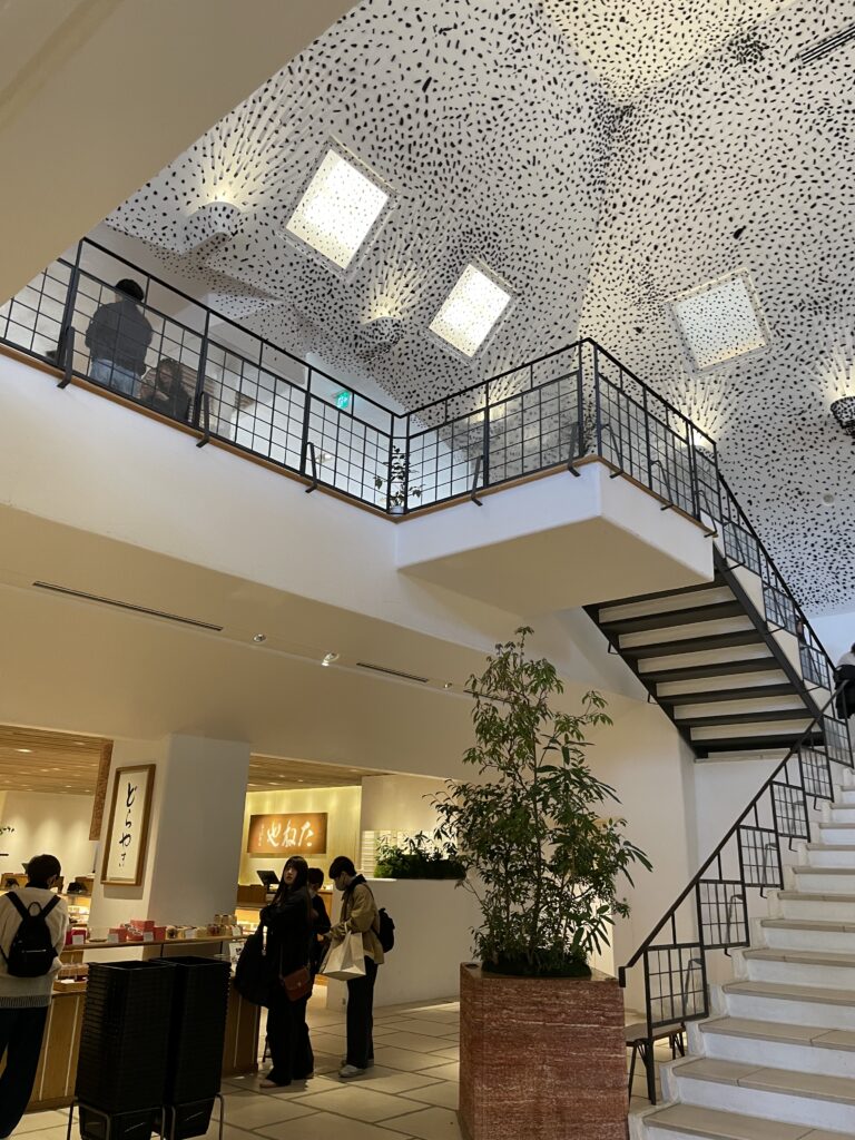 ラコリーナ内のカフェエリア