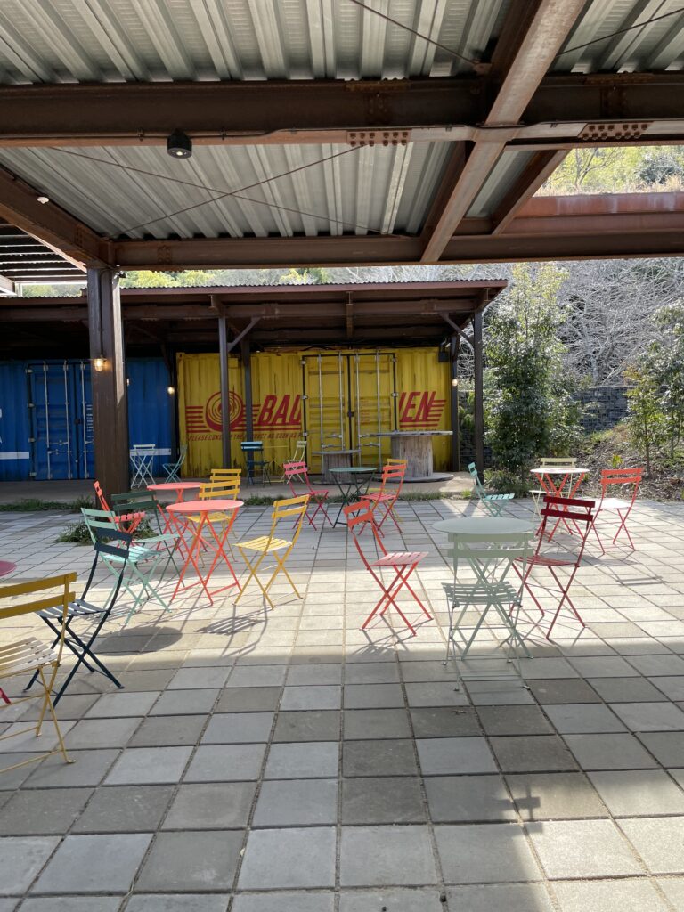 休憩エリアのカラフルなイスとテーブル