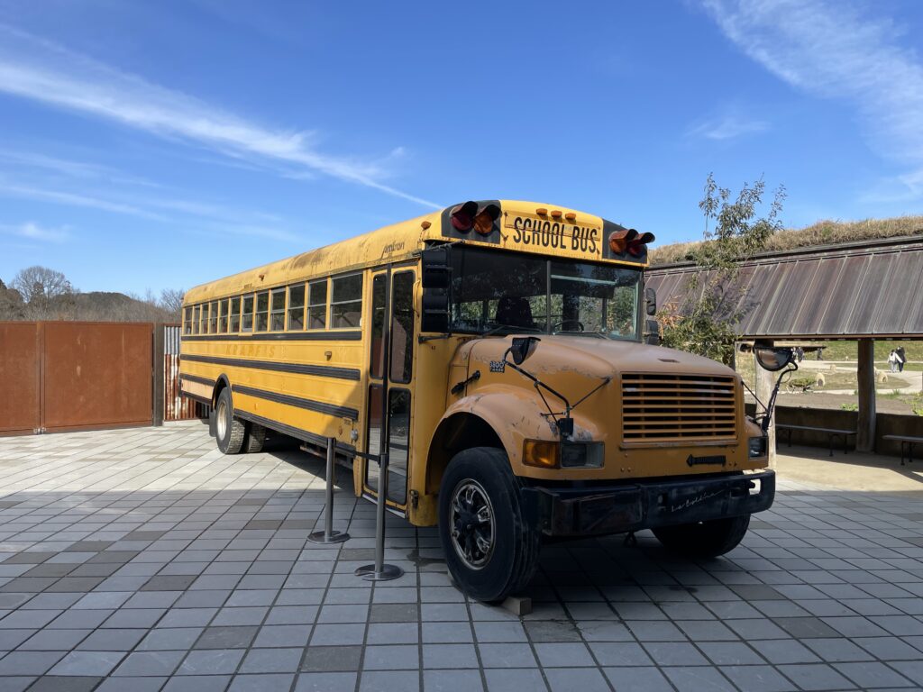 ラコリーナの中のオブジェのスクールバス