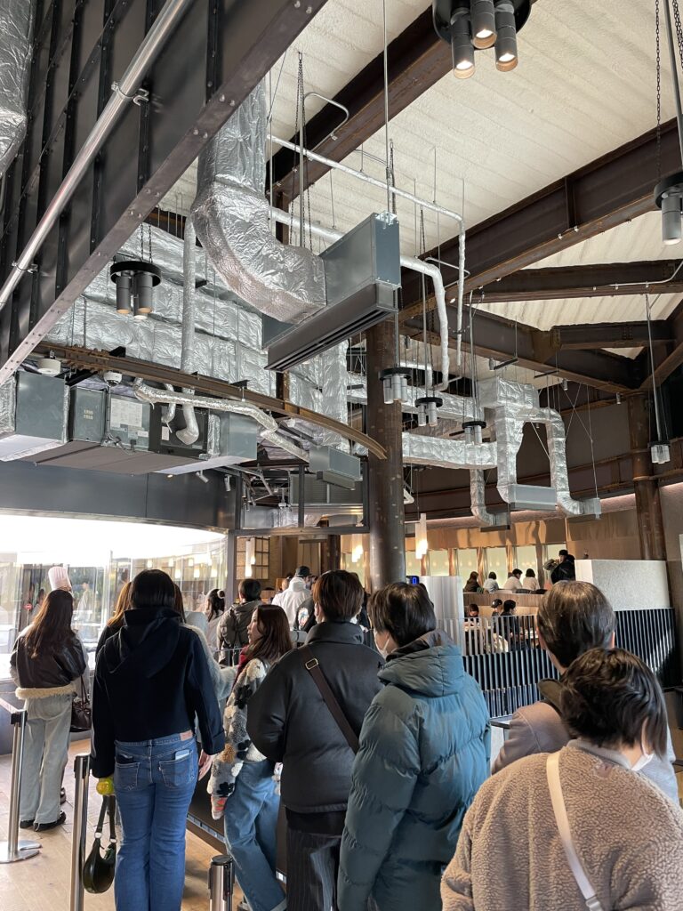 焼きたてバームクーヘンのカフェの行列