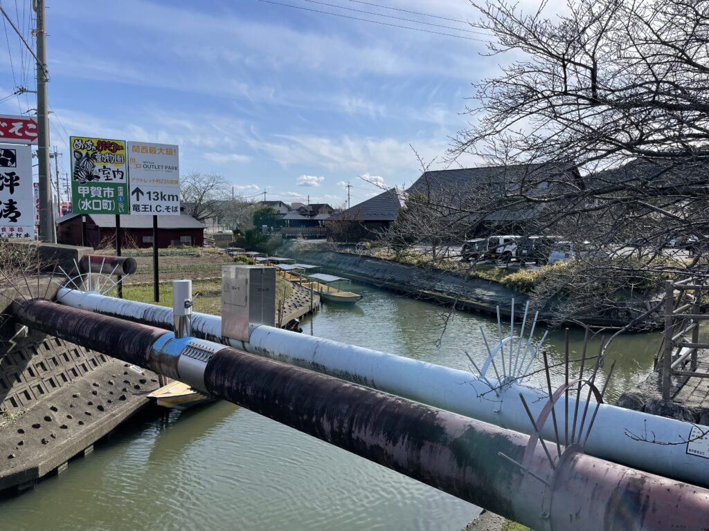 係留されている水郷巡りの船