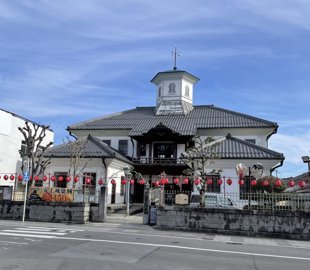 ヴォーリズ建築の白雲館（旧八幡東学校）