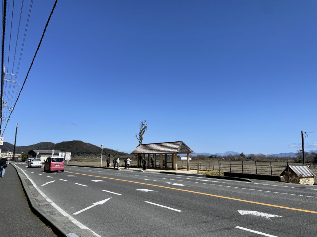 ラコリーナ入口から見たバス停