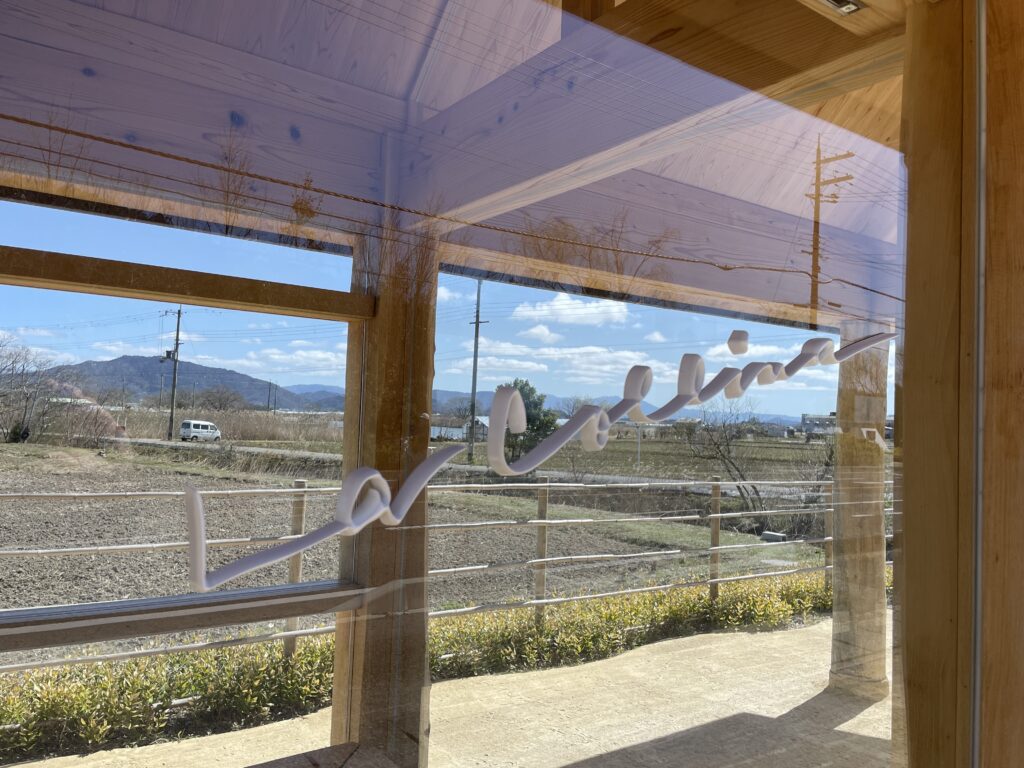 バス停待合室のガラス