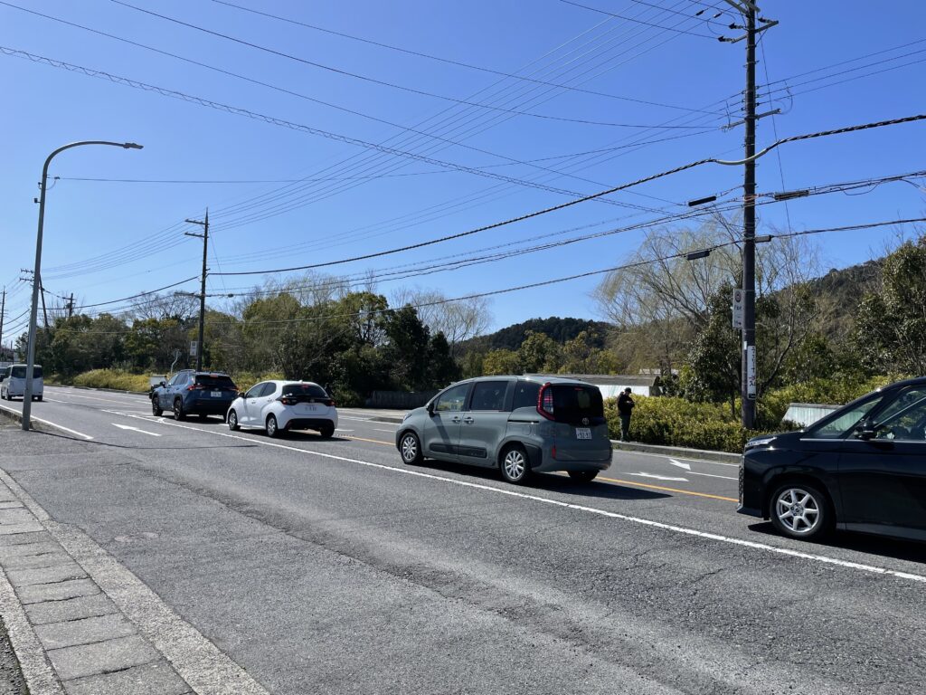 ラコリーナに入ろうとする車列