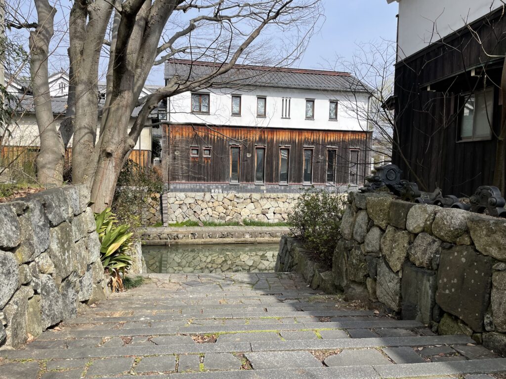 八幡堀の石畳の階段